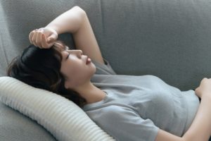 眠る女性