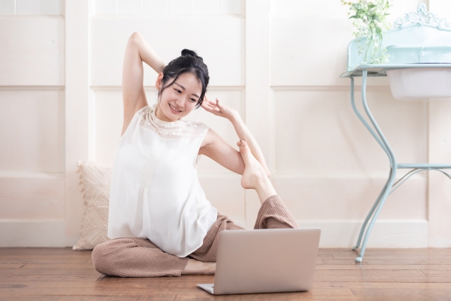 体操をする女性