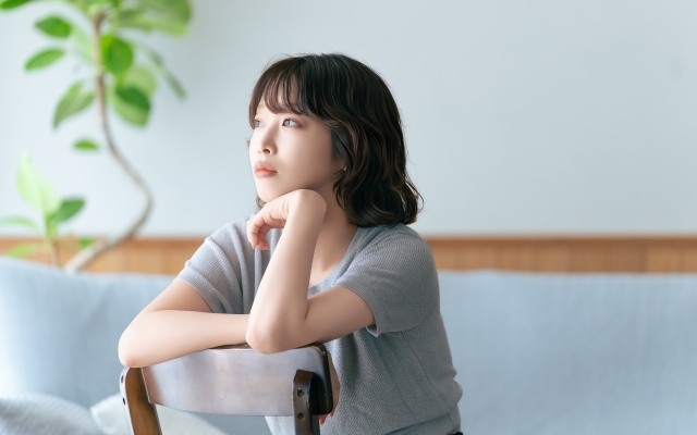 悩む女性