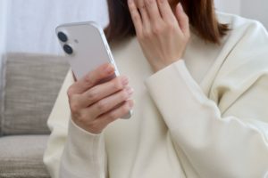 びっくりする女性