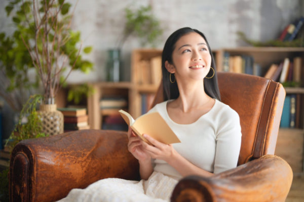 本を読む女性